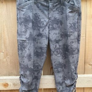 Eddie Bauer Quick dry Capri pants size 10 women’s camo gray Eddie